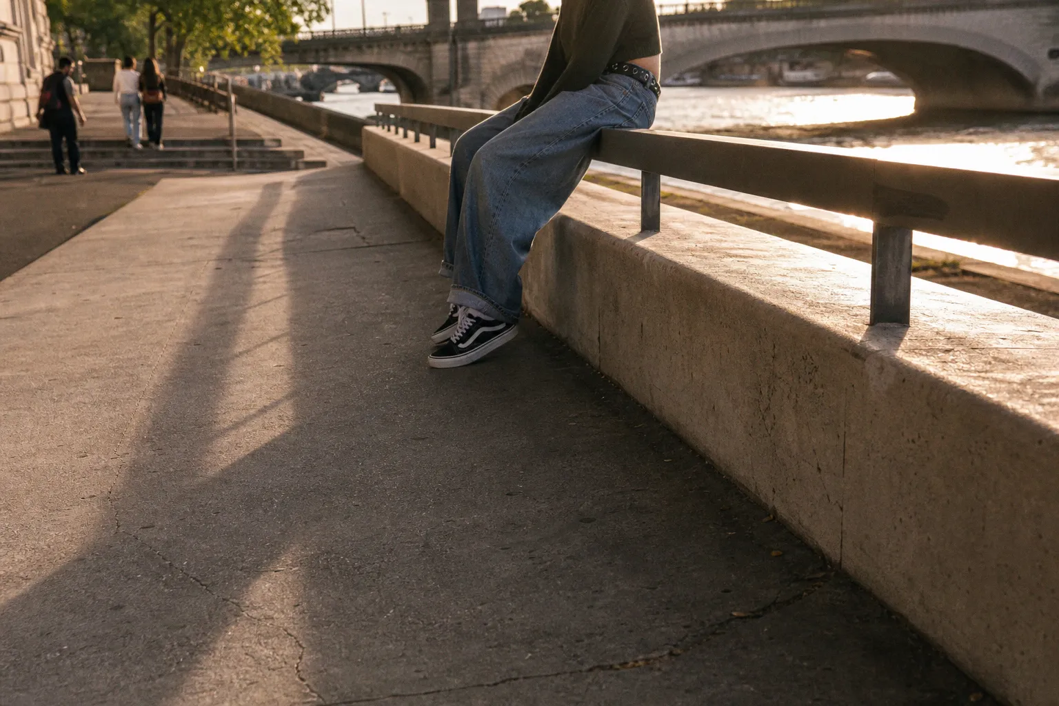 Jean baggy et Vans : les étapes pour un look urbain réussi