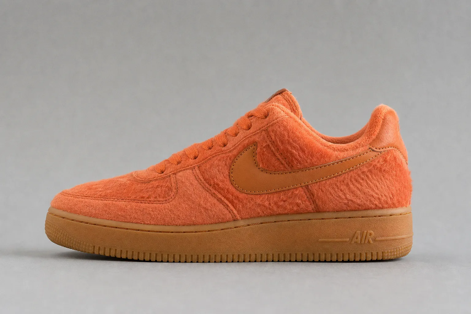 Nike Air Force 1 Low Orange Faux Fur : zoom sur une édition texturée