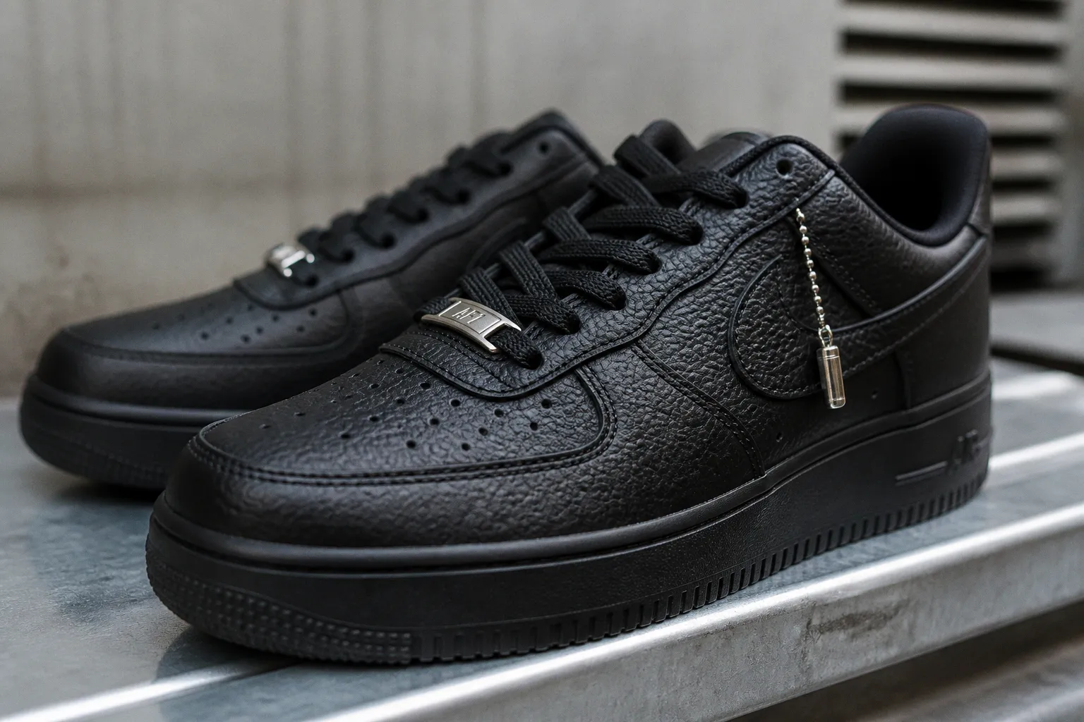 Nike Air Force 1 LX Black : le défi logistique des finitions métalliques