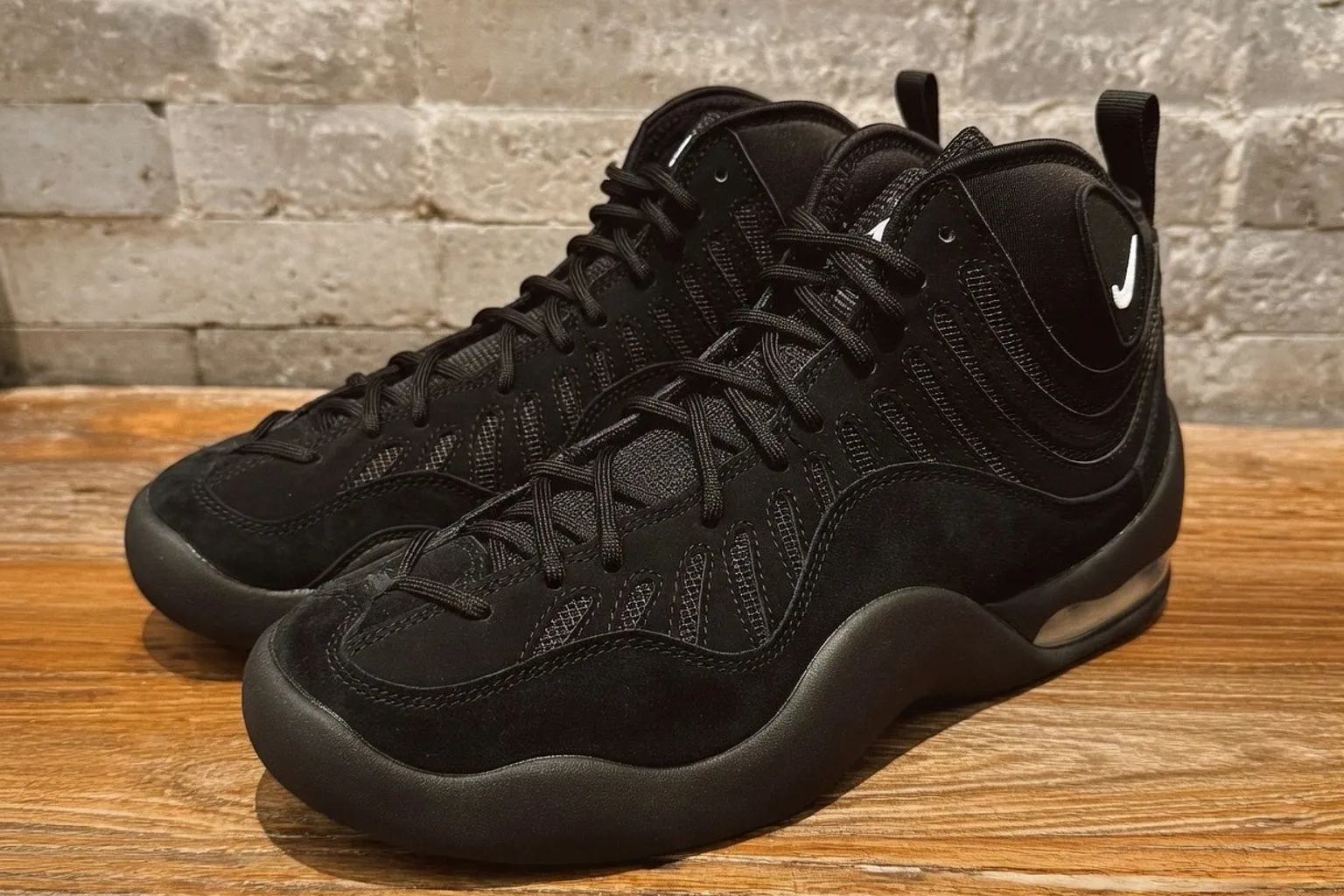 Retour de la Nike Air Bakin Black/White : une stratégie de distribution optimisée