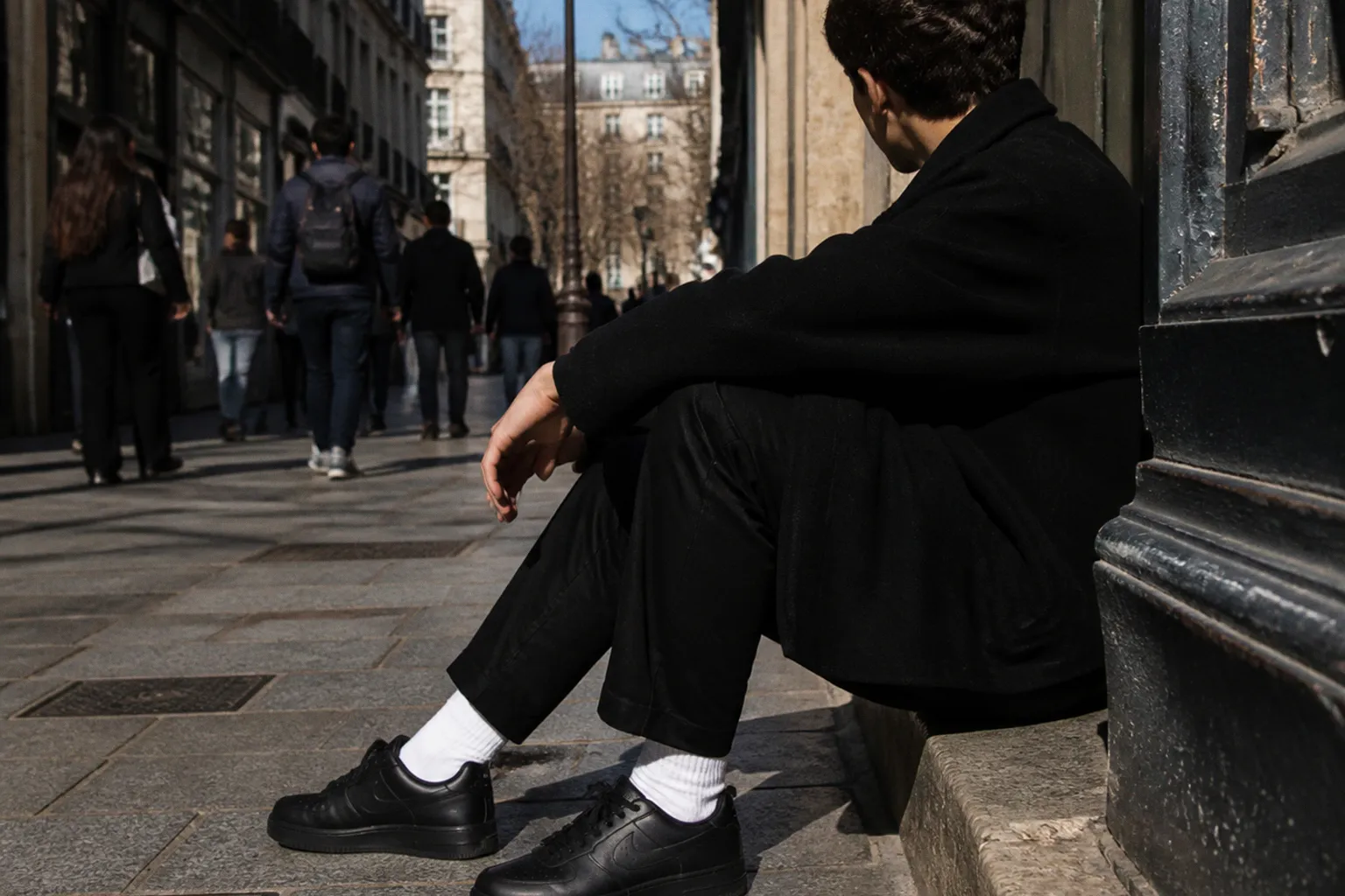 Sneakers noires : pourquoi le monochrome domine le streetstyle